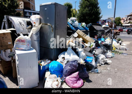 Des piles de déchets dans les rues en raison des poubelles de fullers, devant les immeubles de condominiums. L'incivilité, la grossièreté et la saleté. Rome, Italie, Europe, UE. Banque D'Images