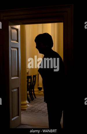 Londres, Royaume-Uni. 17 Juin, 2019. Photo prise le 17 juin 2019 montre le premier ministre britannique Theresa peut se profilant à la porte d'un bureau à l'intérieur de 10 Downing Street à Londres, Grande-Bretagne. Le nouveau chef du parti conservateur, Boris Johnson a pris ses fonctions en tant que le premier ministre britannique le mercredi au milieu de l'augmentation des incertitudes du Brexit. Le dernier développement est venu après Theresa peut officiellement démissionné comme chef du pays et Johnson a été invité par la Reine pour former le gouvernement. Credit : Han Yan/Xinhua/Alamy Live News Banque D'Images