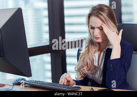 Employée de bureau ou souffrance maux de femme d'écran de l'ordinateur Banque D'Images