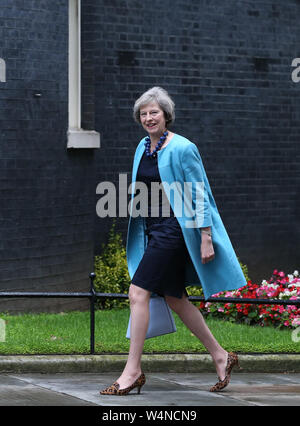 Londres, Royaume-Uni. 27 Juin, 2016. Photo prise le 27 juin 2016 montre puis de l'Intérieur britannique Theresa peut participer à une réunion du cabinet au 10 Downing Street à Londres, Grande-Bretagne. Le nouveau chef du parti conservateur, Boris Johnson a pris ses fonctions en tant que le premier ministre britannique le mercredi au milieu de l'augmentation des incertitudes du Brexit. Le dernier développement est venu après Theresa peut officiellement démissionné comme chef du pays et Johnson a été invité par la Reine pour former le gouvernement. Credit : Han Yan/Xinhua/Alamy Live News Banque D'Images