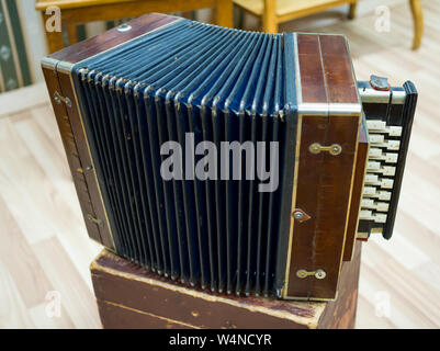 Accordéon russe - un ancien instrument de musique national Banque D'Images