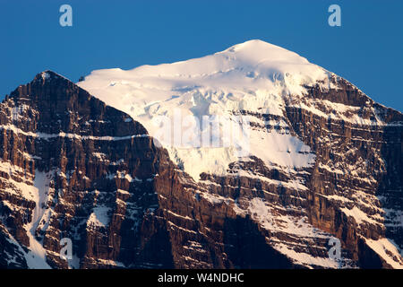 La glace sur le sommet du mont Temple, faite de quartzite cambrien du Groupe Gog, Banff National Park, Alberta, Canada Banque D'Images