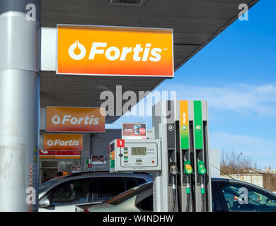 Mourmansk, Russie - 30 mars 2019 : la colonne de ravitaillement avec le logo d'une marque de carburant de la Fortis Banque D'Images