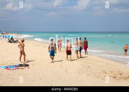 La HAVANE, CUBA - février 25, 2011 : les touristes visiter Playas del Este plage de sable près de La Havane, Cuba. Cuba avait 2,7 millions de visiteurs étrangers en 2011. Banque D'Images