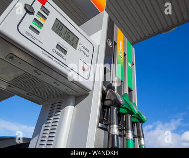 Mourmansk, Russie - 30 mars 2019 : Gas station contre le ciel Banque D'Images