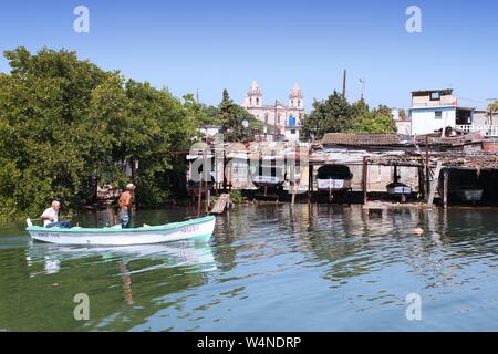 MATANZAS, CUBA - février 22, 2011 : Les hommes vont à la pêche dans la région de Matanzas, Cuba. Avec un déficit constant des produits alimentaires de base à Cuba, la pêche est une activité populaire Banque D'Images