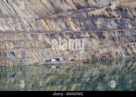 L'eau de surface au sol et le remplissage du Berkeley Pit, une ancienne mine de cuivre-molybdène ouvert mine en Butte, Montana. Banque D'Images