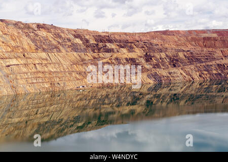 L'eau de surface au sol et le remplissage du Berkeley Pit, une ancienne mine de cuivre-molybdène ouvert mine en Butte, Montana. Banque D'Images