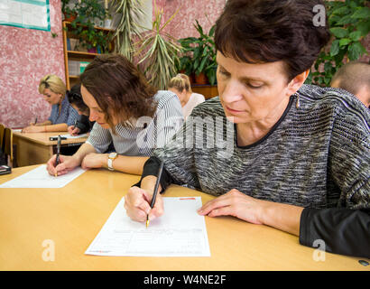 Gadjievo, Russie - 13 Avril 2019 : les adultes à l'école un bureau sont à l'essai en langue russe Banque D'Images