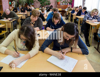 Gadjievo, Russie - 13 Avril 2019 : Adultes écrire des tests en classe d'école, Banque D'Images