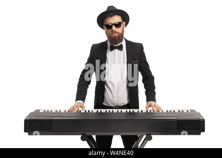 Portrait d'un homme musicien dans un costume de jouer un clavier isolé sur fond blanc Banque D'Images