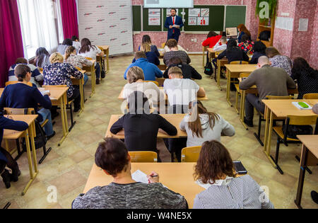 Gadjievo, Russie - 13 Avril 2019 : les gens dans la classe de l'école 'écrire' dictée totale Banque D'Images