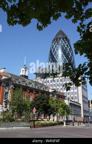 Londres, Royaume-Uni - 13 MAI 2012 : Street view du 30 St Mary Axe building à Londres. Il a été achevé en 2003 et est parmi les 10 plus grands bâtiments (à Londres Banque D'Images