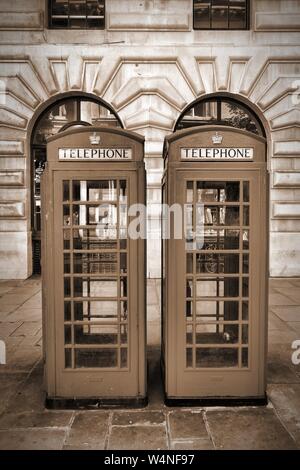 Londres, Angleterre - Cabines téléphoniques typiques. Sépia - photo style vintage filtrée. Banque D'Images