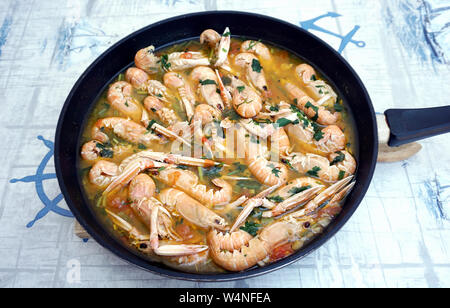 Petites crevettes Nephrops norvegicus préparé comme ragoût dans la poêle sur la table, télévision lay Banque D'Images