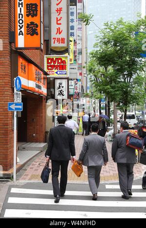 TOKYO, JAPON - 9 mai 2012 : la vie en ville dans le quartier d'Akasaka Minato, Tokyo, Japon. La grande région de Tokyo est la plus populeuse de la région métropolitaine e Banque D'Images