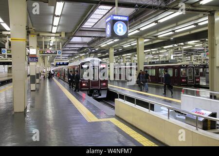 OSAKA, JAPON - 24 avril 2012 : Les hommes conseil train à Osaka station Hankyu Umeda, à Osaka au Japon. Il est le plus actif dans le Japon de l'Ouest station desservant av Banque D'Images