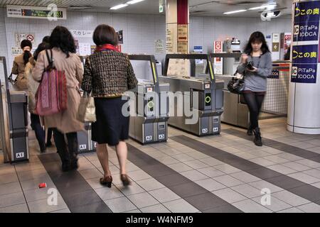 KYOTO, JAPON - 14 avril 2012 : Les gens entrer métro municipal de Kyoto à Kyoto, au Japon. Métro de Kyoto existe depuis 1981, dispose de 29 stations et est 28.8k Banque D'Images