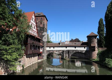 La ville de Nuremberg en Allemagne (région de Moyenne-franconie). Vue sur le pont de la rivière Pegnitz avec Henkerhaus et Weinstadel. Banque D'Images