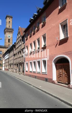 La ville de Fürth en Allemagne (région de Moyenne-franconie). Street view withTown Hall Tower (Rathaus). Banque D'Images