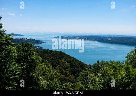 Les eaux turquoises du lac de Constance, vu de dessus, le vert des buissons et des arbres encadrant le droit Banque D'Images