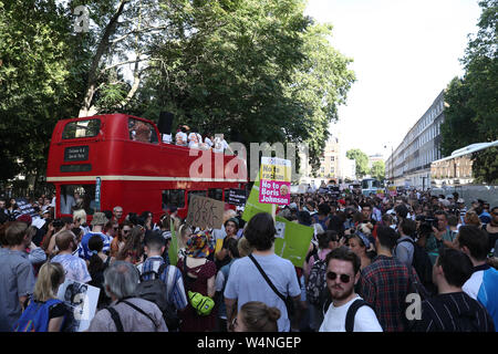 Remarque SUR LA LANGUE DES SIGNES une protestation anti-Boris Johnson à Russell Square, Londres le jour où il devient premier ministre. Banque D'Images