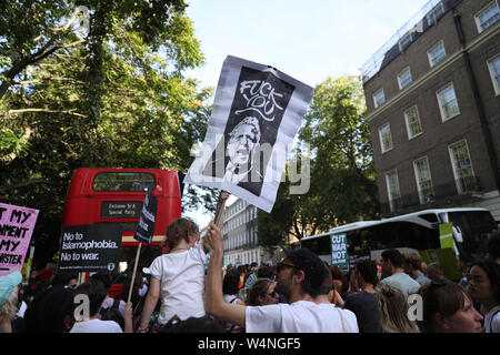 Remarque SUR LA LANGUE DES SIGNES une protestation anti-Boris Johnson à Russell Square, Londres le jour où il devient premier ministre. Banque D'Images