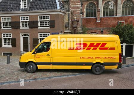 AMSTERDAM, Pays-Bas - 10 juillet 2017 : DHL Express van à Amsterdam, Pays-Bas. DHL est un chef de file mondial dans la mer et air mail. Il existe depuis 1 Banque D'Images