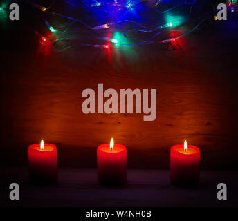 Trois bougies sur un contexte festif résumé concept.La maison de vacances Banque D'Images