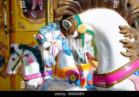 Carrousel. Chevaux sur un carnaval merry go round Banque D'Images