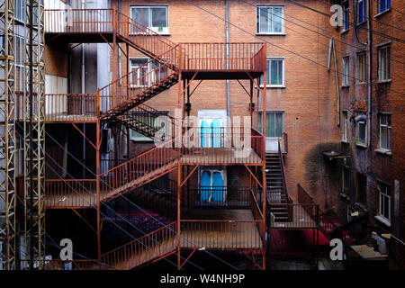 Escalier de secours incendie sur la façade de l'immeuble ancien Banque D'Images