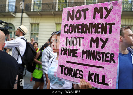 Remarque SUR LA LANGUE DES SIGNES une protestation anti-Boris Johnson à Russell Square, Londres le jour où il devient premier ministre. Banque D'Images