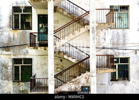 Escalier de secours incendie sur la façade de l'immeuble ancien Banque D'Images