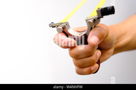 Slingshot est courbe la main tourné avec deux bandes de caoutchouc fixées des deux côtés du véhicule. Banque D'Images