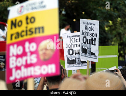 Remarque SUR LA LANGUE DES SIGNES une protestation anti-Boris Johnson à Russell Square, Londres le jour où il devient premier ministre. Banque D'Images