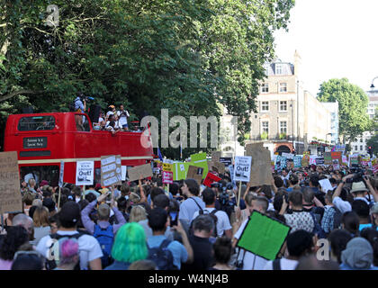 Remarque SUR LA LANGUE DES SIGNES une protestation anti-Boris Johnson à Russell Square, Londres le jour où il devient premier ministre. Banque D'Images