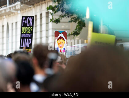 Remarque SUR LA LANGUE DES SIGNES une protestation anti-Boris Johnson à Russell Square, Londres le jour où il devient premier ministre. Banque D'Images