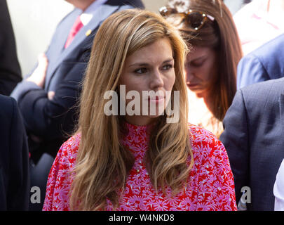 Downing Street, London, UK. 24 juillet, 2019. Boris Johnson's partner, Carrie Symonds, attend que Boris pour arriver à numéro 10 Downing Street. Nouveau premier ministre, Boris Johnson, arrive à Downing Street après une visite au palais de Buckingham où il a rencontré la Reine qui lui a demandé de former un gouvernement. Credit : Tommy Londres/Alamy Live News Banque D'Images