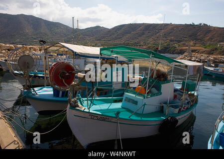 Les bateaux de pêche amarrés dans le petit port de Pomos, district de Paphos, Chypre Banque D'Images