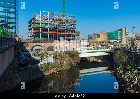 Le remblai 100 bâtiment en construction, sur la rivière Irwell, Salford, Manchester, Angleterre, RU Banque D'Images