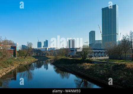 Le centre-ville et de l'Anaconda skyline coupé (anciennement 100 Greengate) immeuble sur la rivière Irwell, Salford, Manchester, Angleterre, RU Banque D'Images