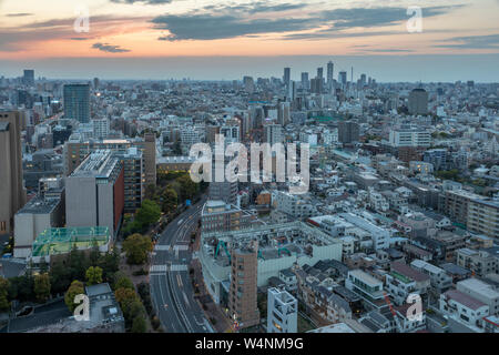À la recherche sur les toits de Tokyo au coucher du soleil, le Japon. Banque D'Images