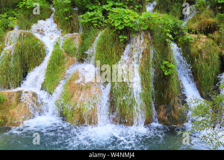 Une cascade cascade pittoresque entre les grosses pierres dans le parc des lacs de Plitvice, Croatie au printemps ou en été. Cascades, montagnes un Croate Banque D'Images