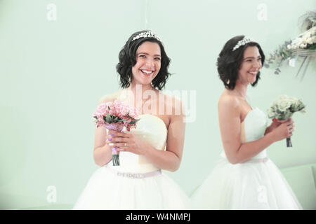 Portrait d'une femme debout devant un miroir. Le concept de bonheur. photo with copy space Banque D'Images