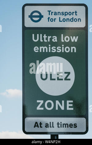 Londres, Royaume-Uni - 15 juillet 2019 : Signe indiquant Ultra Low Emission Zone (ULEZ) à Londres contre le ciel bleu et les nuages. ULEZ a été introduit en 2019 pour aider à Banque D'Images