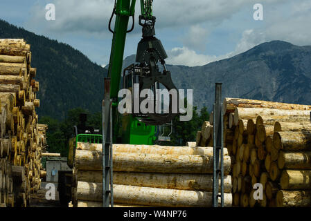 Seefeld, Autriche. 22 juillet, 2019. Une grue fonctionnant à un stockage de bois local. Tyrol est un état autrichien de l'ouest des Alpes connu pour ses stations de ski, les chemins de randonnée et de lieux historiques. Credit : Omar Marques/SOPA Images/ZUMA/Alamy Fil Live News Banque D'Images