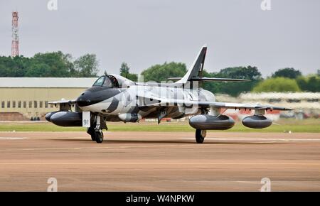 Hawker Hunter F.58 (ZZ191) le roulage sur la piste à RAF Fairford en préparation pour 2019 Royal International Air Tattoo Banque D'Images