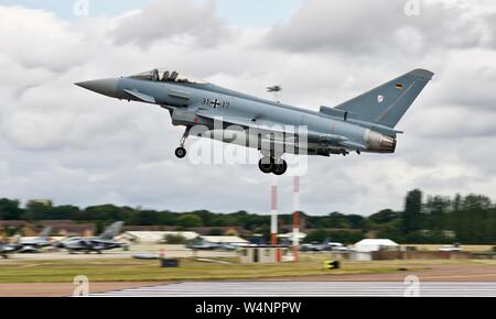 De l'air allemande (Luftwaffe) Eurofighter Typhoon 31-17 à l'atterrissage à l'Royal International Air Tattoo 2019 Banque D'Images