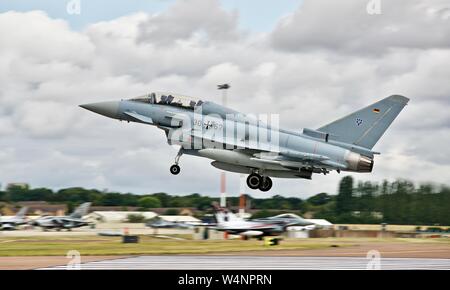 German Air Force Eurofighter EF-2000 Typhoon Luftwaffe fighter jet arrivant à la Royal International Air Tattoo 2019 Banque D'Images