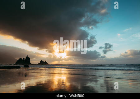 Coucher du soleil d'été sur la plage de Benijo, Tenerife Banque D'Images